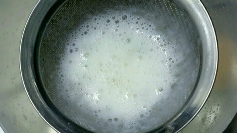 双皮奶,3把纯奶与蛋清混合，搅匀，用漏勺过滤一遍，可以避免做出来的奶有腥味