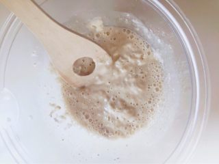 法国盐矿橄榄面包								,往盆A的干酵母上倒水，用木铲用力搅拌														
														