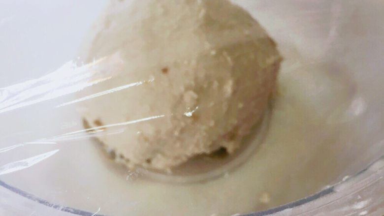 法国盐矿橄榄面包								,将面团团成团后，缝口朝下放入面包盆内，盖上保鲜膜。40℃发酵25-35分钟														
														