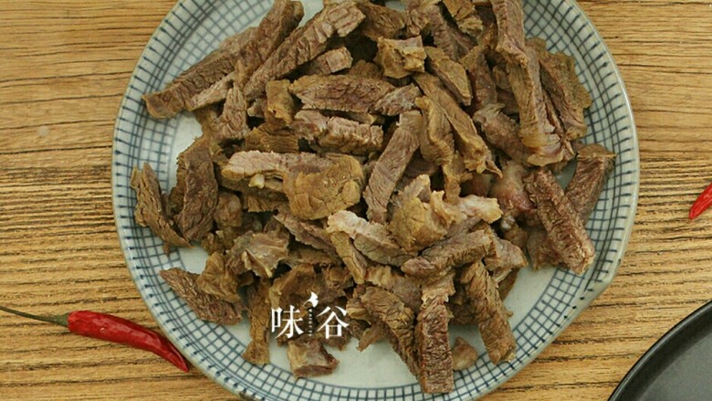 麻辣牛肉条,卤好的牛肉捞起晾凉，切成长条形。