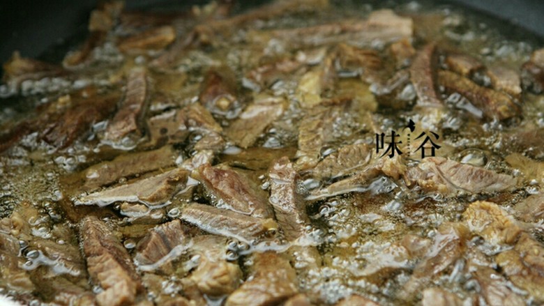 麻辣牛肉条,油热后放入牛肉，刚开始炸的时候油会变浑浊，到慢慢变清澈说明牛肉的水分已经榨干了，可以把牛肉捞起了。