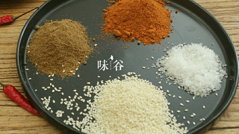 麻辣牛肉条,准备好<a style='color:red;display:inline-block;' href='/shicai/ 761'>辣椒粉</a>，<a style='color:red;display:inline-block;' href='/shicai/ 12043'>花椒粉</a>，芝麻，糖等调料。