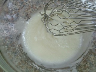 萌萌哒——小黄鸭酸奶戚风蛋糕,酸奶和玉米油混合均匀