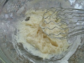 萌萌哒——小黄鸭酸奶戚风蛋糕,筛入低筋面粉，混合至看不见干粉