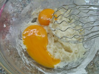 萌萌哒——小黄鸭酸奶戚风蛋糕,加入两个蛋黄用蛋抽混合均匀