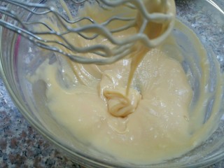 萌萌哒——小黄鸭酸奶戚风蛋糕,混合均匀后的蛋黄糊状态