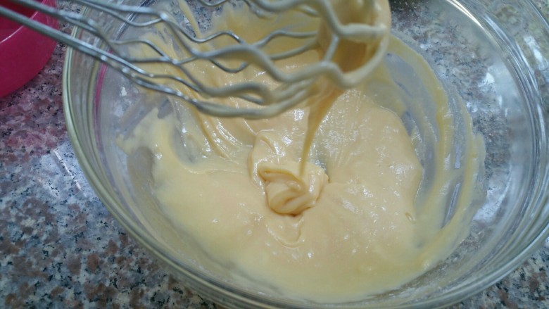 萌萌哒——小黄鸭酸奶戚风蛋糕,混合均匀后的蛋黄糊状态