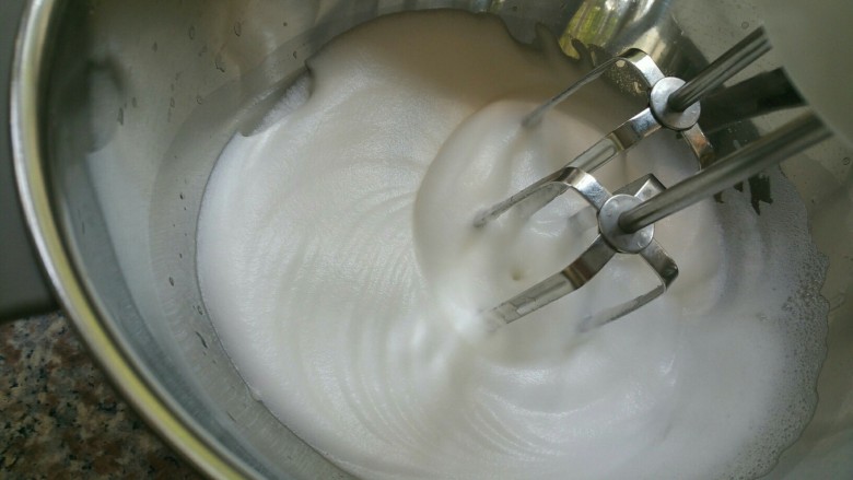 萌萌哒——小黄鸭酸奶戚风蛋糕,蛋白打发至出现明显纹路时加入剩下的1/3白糖
