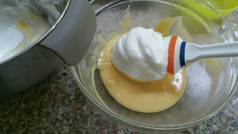萌萌哒——小黄鸭酸奶戚风蛋糕,取1/3的蛋白至蛋黄糊中用翻拌和切拌的手法混合均匀