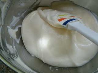 萌萌哒——小黄鸭酸奶戚风蛋糕,这是混合好的面糊状态，很细腻