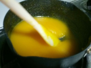 香芒果酱(内附香芒果丹皮做法),用刮刀划过锅底果酱不会很快聚拢就可以啦