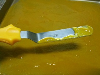 香芒果酱(内附香芒果丹皮做法),用抹刀么平，不要太厚，并尽量让厚度一至