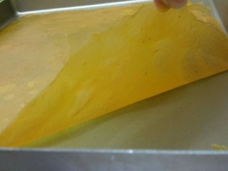 香芒果酱(内附香芒果丹皮做法),顺着边缘可以把果皮提起,卷制，用糖纸包裹，果丹皮就完成啦