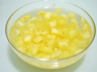 清甜可口的菠萝饭～,水中放适量的盐，菠萝丁浸泡着半小时左右