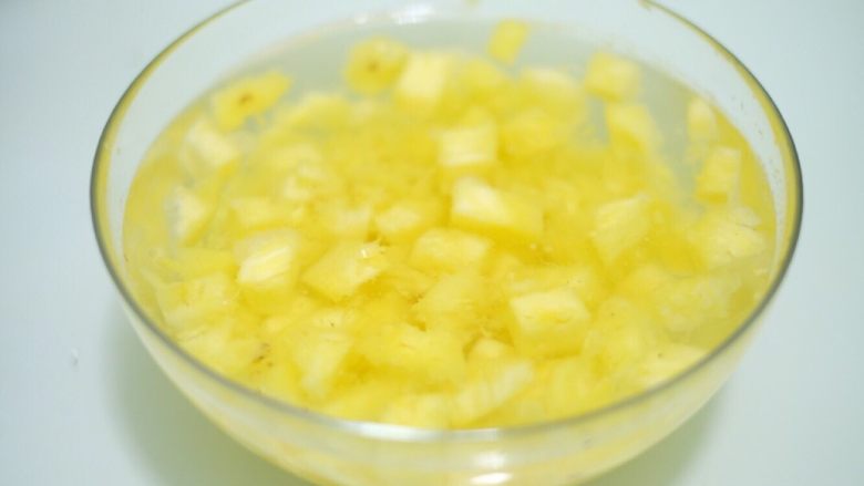 清甜可口的菠萝饭～,水中放适量的盐，菠萝丁浸泡着半小时左右