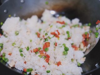 清甜可口的菠萝饭～,待鸡胸肉变色后倒入米饭，快速翻炒防止粘锅