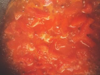 酸甜茄汁年糕,热锅起油煸炒番茄至出沙，加入糖和盐翻炒几下再加入水没过番茄煮开至收汁，期间注意翻炒。