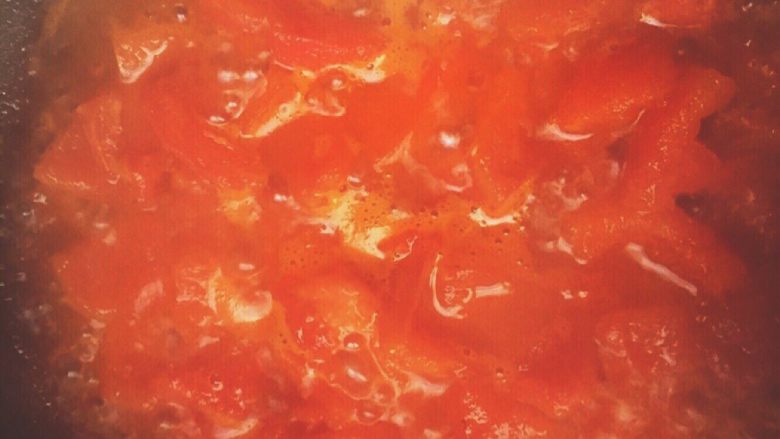 酸甜茄汁年糕,热锅起油煸炒番茄至出沙，加入糖和盐翻炒几下再加入水没过番茄煮开至收汁，期间注意翻炒。