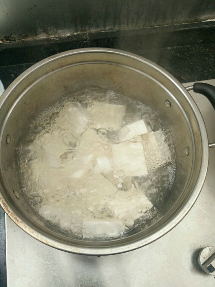 酱汁豆腐,水开后放入豆腐继续烧2~3分钟（为保证豆腐的鲜嫩，不要盖上盖子）