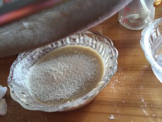香蕉鬆餅,面粉過篩，加的量為液體成糊狀