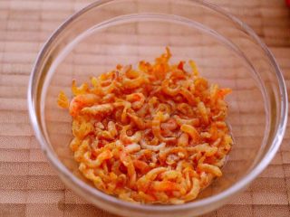 萝卜丝发面饼#王氏私房菜#,海米提前用温水浸泡30分钟备用、没有海米也可以用淡干虾皮哟……