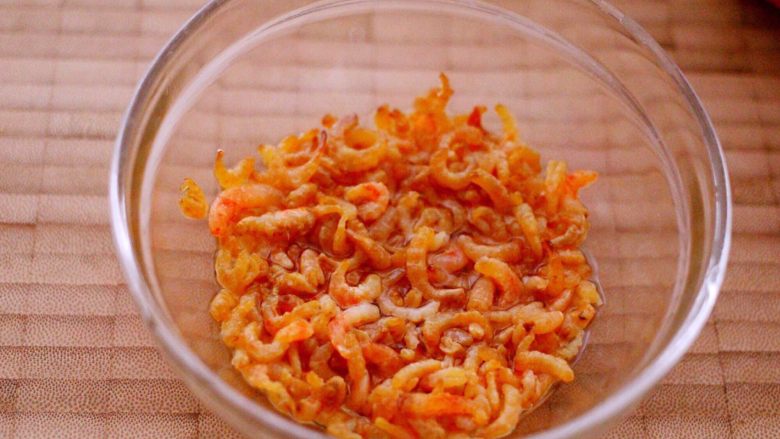 萝卜丝发面饼#王氏私房菜#,海米提前用温水浸泡30分钟备用、没有海米也可以用淡干虾皮哟……