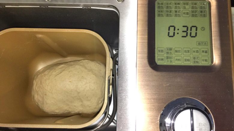 瑞士黑面包,放入面包机桶，启动发酵程序30分钟