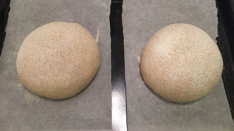 瑞士黑面包,烤箱预热上火240度，下火210度。取出面包胚，均匀地筛下高粉和黑麦粉