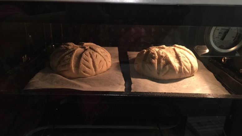 瑞士黑面包,朝烤箱喷水制造蒸汽，放入面包胚，烘烤24分钟