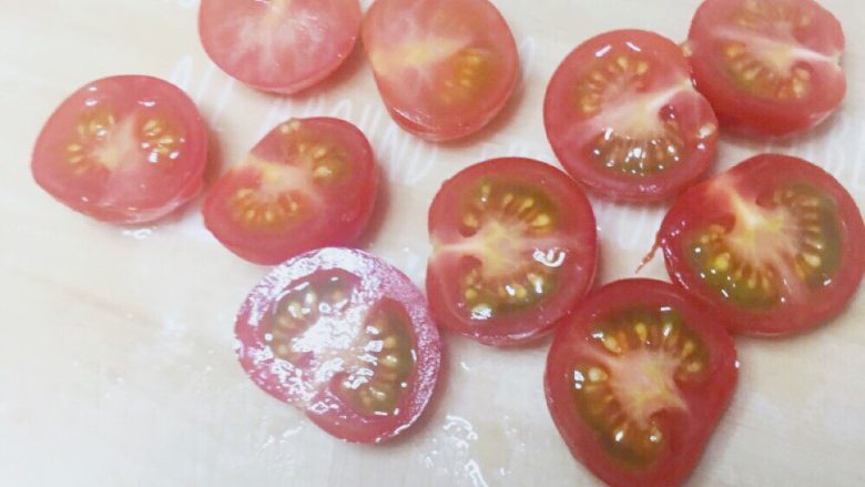 日式米粉比萨											,一次发酵的时候准备调料。把C都掉到碗里搅拌。把<a style='color:red;display:inline-block;' href='/shicai/ 89994'>小番茄</a>切成一半。