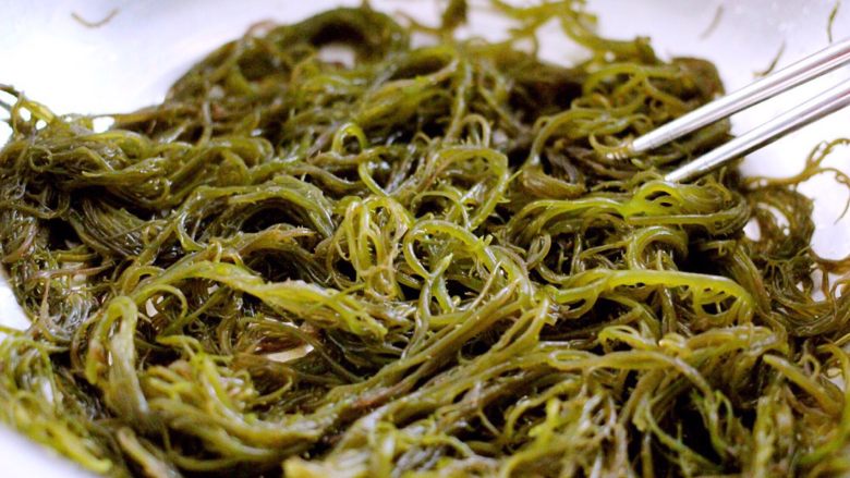 凉拌红毛菜（海藻）#烟台特色#,把焯好水的红毛菜菜捞出沥干水分、放入盆中……