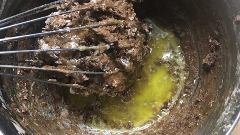 海盐奥利奥千层,加入鸡蛋的粉料会成团，再加入溶化好的黄油