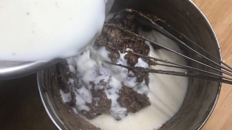 海盐奥利奥千层,牛奶加热，不要沸腾，再加入到之前的可可面糊里