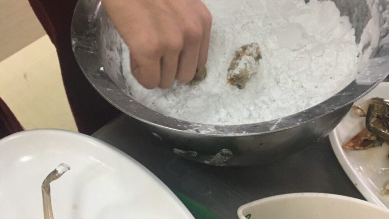 葱姜高蟹,腌制10−15分钟左右取出拍干淀粉