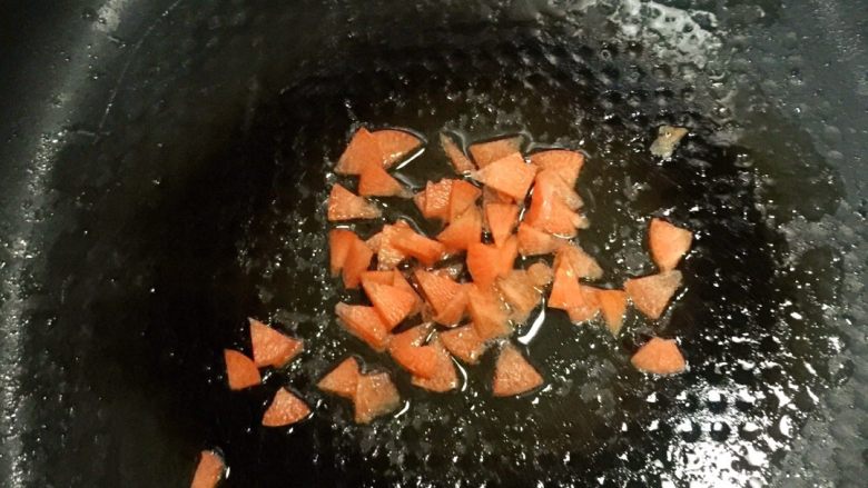 培根菠萝味披萨🍕,把胡萝卜碎煸香盛起