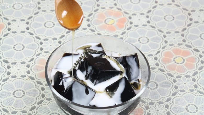 龟苓膏,加入适量的蜂蜜（也可以加入炼奶，水果等）。