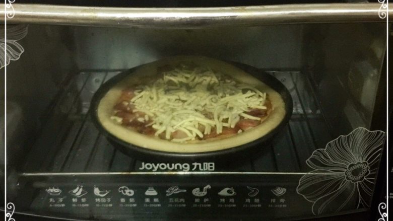培根菠萝味披萨🍕,调节烤箱温度200度，上下火加热10分钟左右