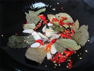 开胃麻辣螺蛳,热锅倒入油烧至七分热，放入辣椒、香叶、生姜、花椒、麻椒、蒜瓣煸出香味