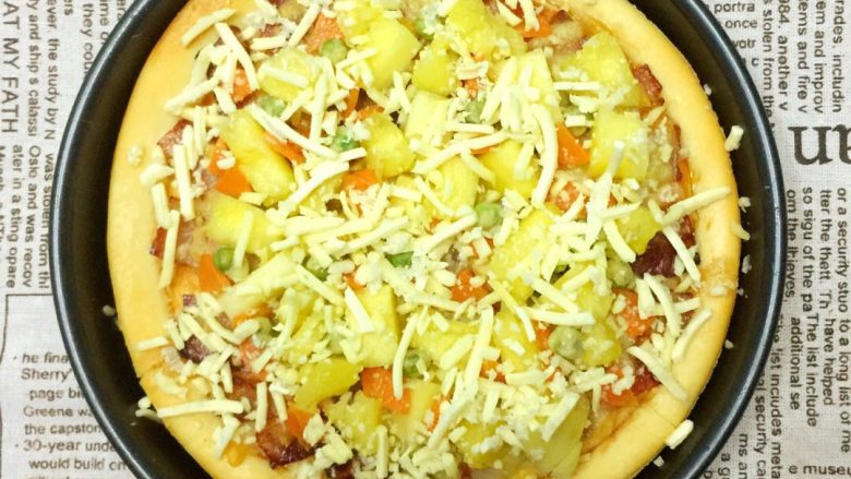 培根菠萝味披萨🍕,在上面撒上一层马苏里拉芝士，喜欢香草味的可以撒上牛至叶碎
