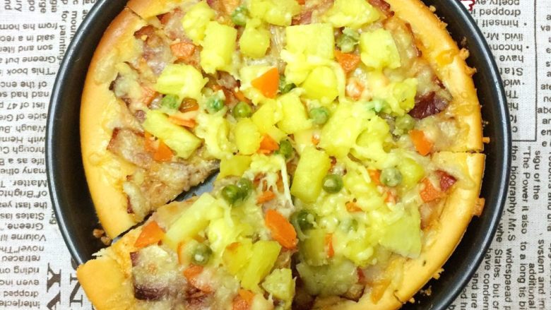 培根菠萝味披萨🍕,用披萨刀切片，即可食用。