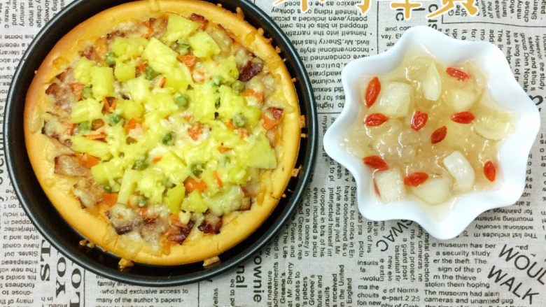 培根菠萝味披萨🍕,搭配一碗银耳百合雪梨枸杞汤，成为我家的美味营养早餐哦😋😋