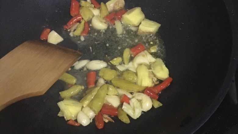 昂刺鱼烧豆腐,锅里放油，加入辣椒，泡椒，姜蒜炒出香味儿。