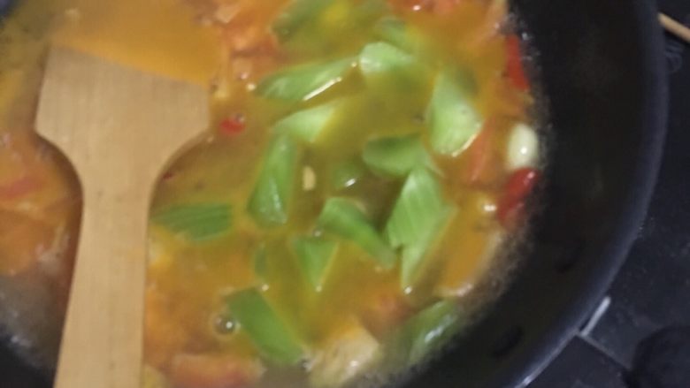 昂刺鱼烧豆腐,接着加入开水，然后放入莴笋一起煮。