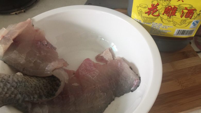 松鼠鱼,鱼去掉中间骨头，切出花纹，抹上料酒和盐