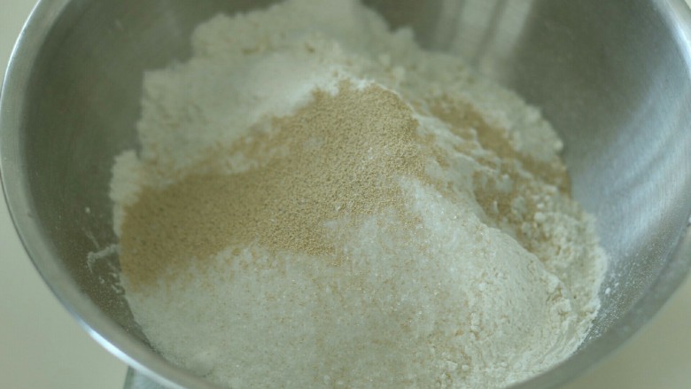 抹茶奶油面包卷,面团材料中粉类混合。