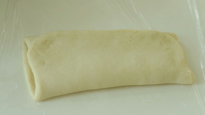 抹茶奶油面包卷,像叠被子一样，左右对折。