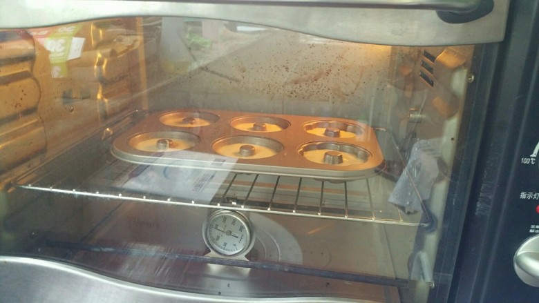花样甜甜圈,烤箱150度25分钟