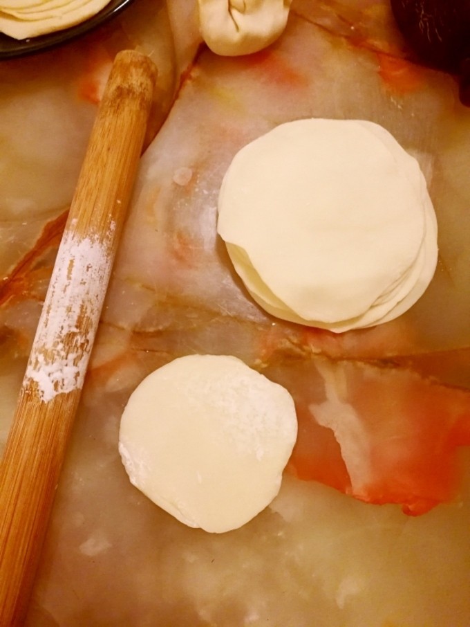 北方风味白菜木耳猪肉饺子,皮实在太厚了，居然有二三毫米，这饺子包好没法吃，赶成边缘薄中间厚的皮，煮的时候就可以同时熟了