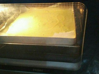抹茶戚风蛋糕卷,蛋糕糊倒入烤盘如烤箱175度15分钟