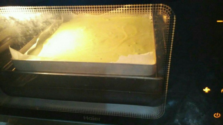 抹茶戚风蛋糕卷,蛋糕糊倒入烤盘如烤箱175度15分钟
